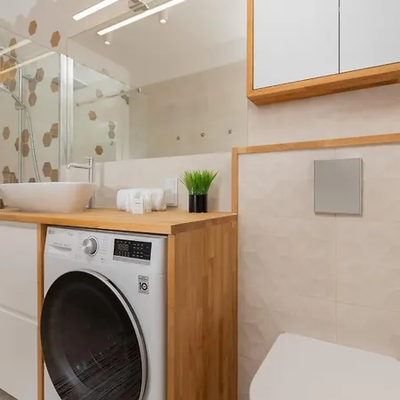 Nowa Letnica Z Parkingiem I Balkonem Przy Stadionie Polsat Arena By Renters Apartment